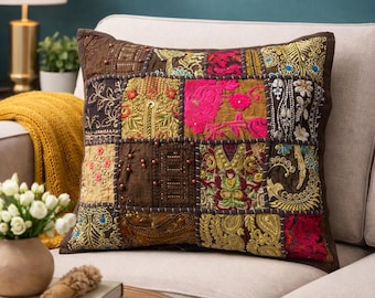 Fodera per cuscino patchwork marrone scuro fatta a mano con ricami multicolori e dorati