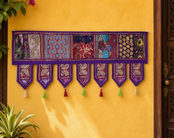 Arazzo da parete Toran patchwork viola, Bandarwal indiano fatto a mano, decorazione per porta con nappe ricamate
