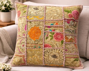 Fodera per cuscino ricamata a patchwork, realizzata a mano, nei toni del marrone chiaro e multicolore.