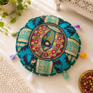 Handgjord smaragdgrön rund golvkudde, bohemisk lapptäckespuff, indisk broderad sittkudde