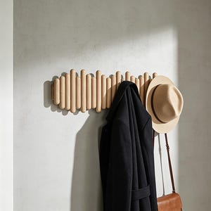 Peut inclure: Ensemble de trois mugs en céramique avec une finition mate et mouchetée. Les tasses sont de couleur crème, gris clair et gris foncé. Chaque mug a un design simple et minimaliste avec une anse arrondie.