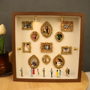 Puede incluir: Una taza de cerámica blanca con un asa negra y el texto "But First, Coffee" en un estilo manuscrito. La taza está sobre una superficie blanca. La taza mide 10 cm de alto.