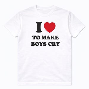 Könnte beinhalten: Weißes T-Shirt mit dem Text "I ♥ TO MAKE BOYS CRY" in Schwarz und Rot. Das "I" ist schwarz, das Herz ist rot und der Rest des Textes ist fett und ohne Serifen. Das T-Shirt hat kurze Ärmel.