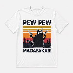 Könnte beinhalten: Weißes T-Shirt mit einer schwarzen Katzen-Silhouette, die zwei Pistolen hält, mit dem Text "PEW PEW MADAFAKAS!". Das Design beinhaltet einen Hintergrund in Sonnenuntergangsfarben mit Bäumen.