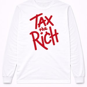 Könnte beinhalten: Weißes Langarmshirt mit dem roten Text "Tax the Rich" im handschriftlichen Stil. Das Shirt hat einen Rundhalsausschnitt und lange Ärmel. Der Text ist mittig auf der Vorderseite platziert.