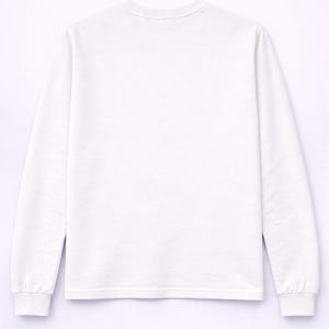 Pu&ograve; includere: Una maglietta bianca a maniche lunghe con girocollo e polsini a coste. La maglietta &egrave; realizzata in un tessuto morbido e opaco. Le maniche sono lunghe e arrivano ai polsi. Un capo semplice e versatile.