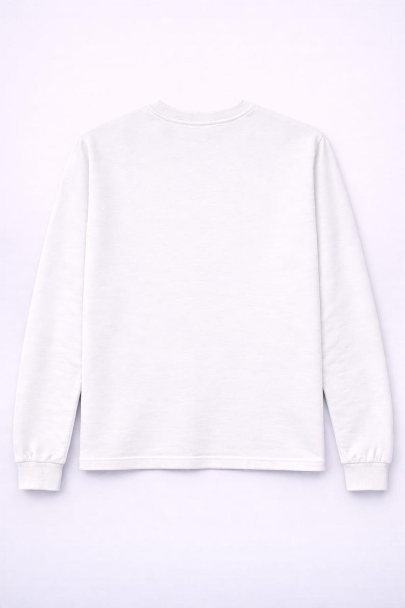 Pu&ograve; includere: Una maglietta bianca a maniche lunghe con girocollo e polsini a coste. La maglietta &egrave; realizzata in un tessuto morbido e opaco. Le maniche sono lunghe e arrivano ai polsi. Un capo semplice e versatile.