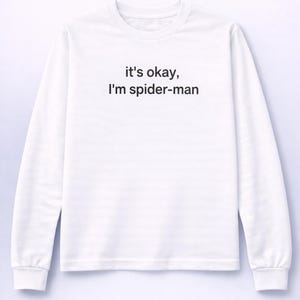 Pu&ograve; includere: Maglietta bianca a maniche lunghe con la scritta nera "it's okay, I'm spider-man". La maglietta ha un girocollo e maniche lunghe con polsini a coste. Il capo &egrave; realizzato in un materiale morbido e confortevole.