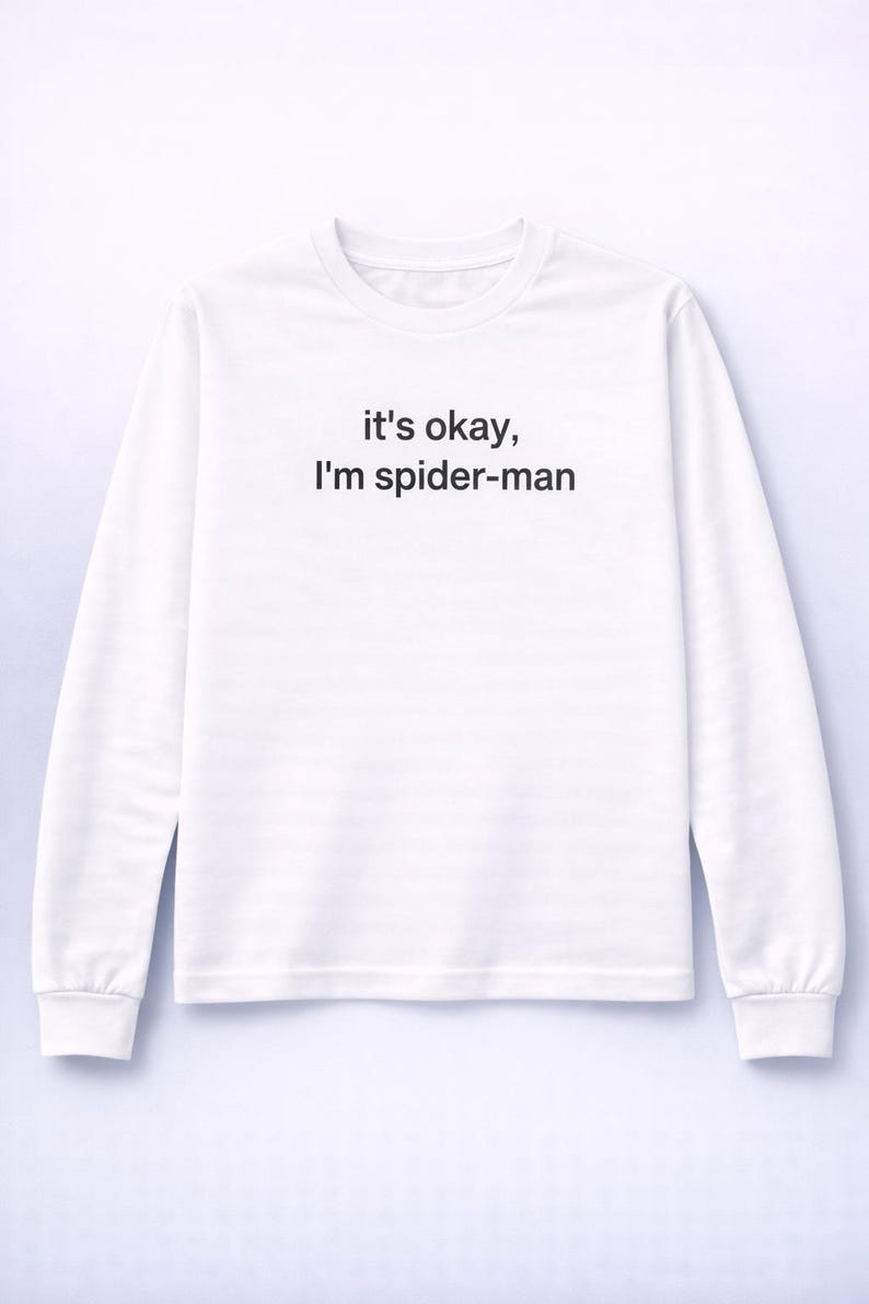 Pu&ograve; includere: Maglietta bianca a maniche lunghe con la scritta nera "it's okay, I'm spider-man". La maglietta ha un girocollo e maniche lunghe con polsini a coste. Il capo &egrave; realizzato in un materiale morbido e confortevole.