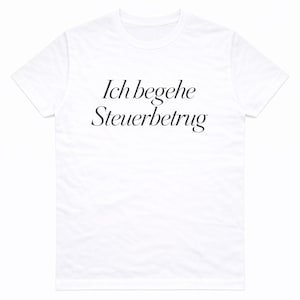 Könnte beinhalten: Weißes T-Shirt mit dem deutschen Text "Ich begehe Steuerbetrug" in Schwarz gedruckt. Der Text bedeutet "Ich begehe Steuerbetrug". Das Shirt ist ein klassischer Rundhalsausschnitt.