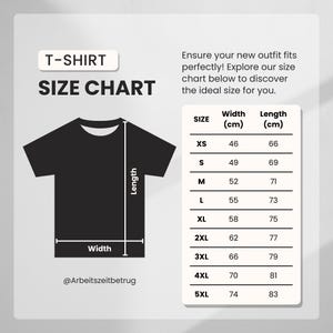 Pu&ograve; includere: Una tabella delle taglie delle t-shirt nere con misure in centimetri. La tabella include le taglie XS a 5XL, con le corrispondenti misure di larghezza e lunghezza. Il testo "T-SHIRT SIZE CHART" &egrave; in alto.