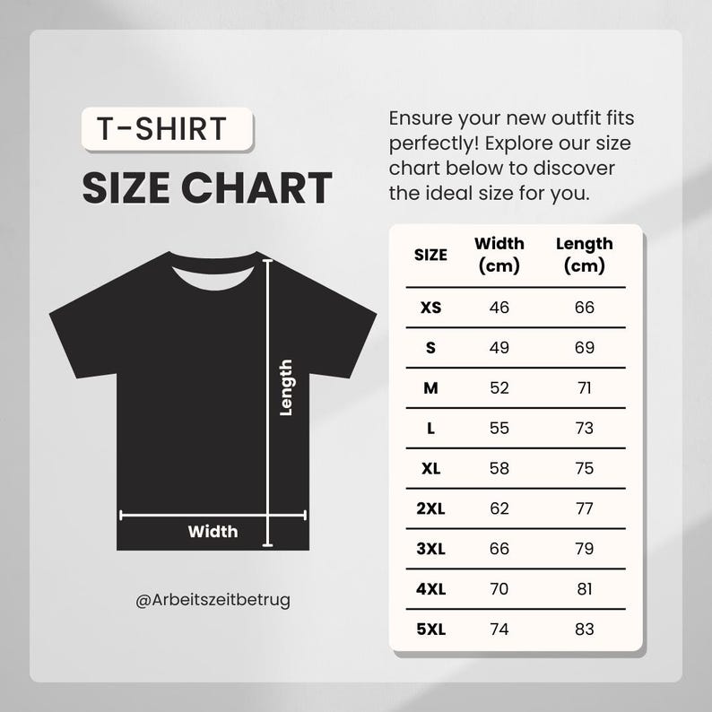 Pu&ograve; includere: Una tabella delle taglie delle t-shirt nere con misure in centimetri. La tabella include le taglie XS a 5XL, con le corrispondenti misure di larghezza e lunghezza. Il testo "T-SHIRT SIZE CHART" &egrave; in alto.