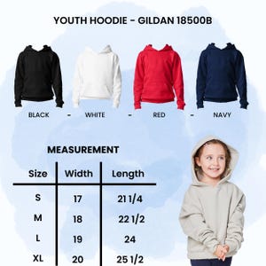 Op de afbeelding: Jeugd hoodies in zwart, wit, rood en marineblauw. De afbeelding bevat een maattabel met afmetingen in cm voor breedte en lengte. De tekst bovenaan luidt "YOUTH HOODIE - GILDAN 18500B".