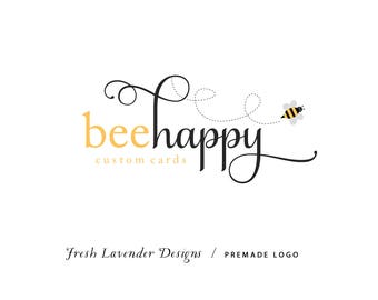 Può includere: Logo Bee Happy con un carattere corsivo nero e un'ape gialla che vola con un sentiero di linea punteggiato. Il testo dice "Bee Happy" con "custom cards" sotto. Il logo è su uno sfondo bianco.