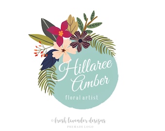 Może przedstawiać: Turkusowe koło z białym efektem akwareli, otoczone kolorowymi kwiatami i liśćmi. Tekst "Hillaree Amber floral artist" jest napisany białym kursywą wewnątrz koła. Tekst "fresh lavender designs PREMADE LOGO" jest napisany szarym kolorem pod kołem.