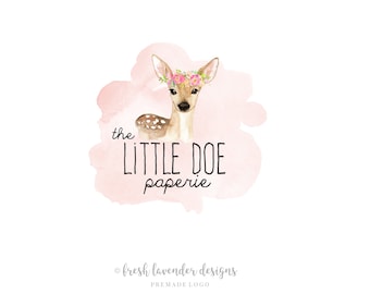 Puede incluir: Una ilustración de acuarela de un ciervo con una corona de flores rosas. El ciervo está sobre un fondo de acuarela rosa con el texto "the LITTLE DOE paperie" debajo. El texto "fresh lavender designs" está en la parte inferior de la imagen.
