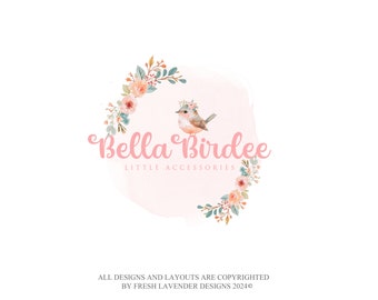 Puede incluir: Una ilustración de acuarela de una corona floral rosa con un pequeño pájaro que lleva una corona en el centro. El texto "Bella Birdee Little Accessories" está escrito en cursiva rosa debajo de la corona.