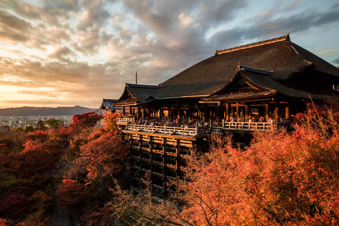 【大晦日の夜】 Kiyomizu-dera Temple at Sunset- Kyoto Fall Foliage - Japan