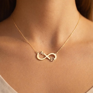 Personligt Infinity Initial Halsband i Guld, Minimalistiska Parsmycken, Jubileumspresent