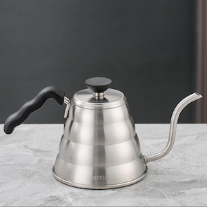 Può includere: Bollitore a collo di cigno in acciaio inossidabile con manico e pomello neri. Il bollitore ha un beccuccio curvo per versare con precisione e un design a coste. Ideale per il caffè.