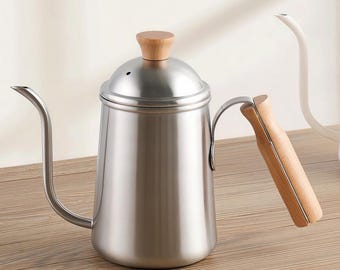 Hervidor de café de acero inoxidable estilo japonés con boquilla estrecha, ideal para acampar.