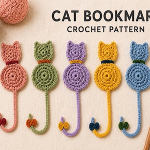 Puede incluir: Cinco marcapáginas de gato tejidos a ganchillo en rosa, verde, morado, amarillo y azul, cada uno con un cuerpo circular, cabeza con orejas y una cola larga que termina en un pequeño lazo. El texto CAT BOOKMARK CROCHET PATTERN aparece arriba.