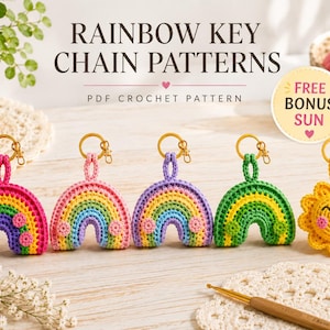 Pode incluir: Um conjunto de cinco porta-chaves de croché com quatro desenhos de arco-íris e um de sol, cada um com um anel de metal dourado. O texto diz RAINBOW KEY CHAIN PATTERNS, PDF CROCHET PATTERN e FREE BONUS SUN. Os itens são coloridos com bochechas rosas.