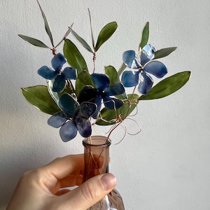 Tallos de flores azules de resina hechos a mano / Decoración con detalles en color bígaro y alambre de cobre