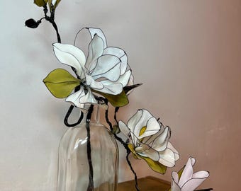 Rama de magnolia de resina hecha a mano, escultura de flor blanca artificial, decoración botánica minimalista para el hogar.