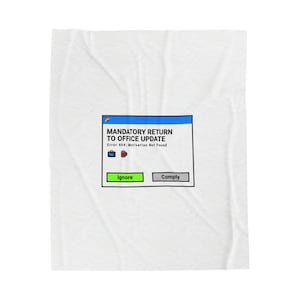 Puede incluir: Manta blanca con un diseño impreso que simula un mensaje de error de computadora. El mensaje dice "MANDATORY RETURN TO OFFICE UPDATE" con "Error 404: Motivation Not Found." Incluye los botones "Ignore" y "Comply".