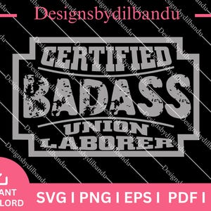Op de afbeelding: Een zwart grafisch ontwerp met de tekst "CERTIFIED BADASS UNION LABORER" in een verweerde witte letter. Het ontwerp bevat een roze downloadknop en bestandsaanduidingen: SVG, PNG, EPS, PDF en DTF.