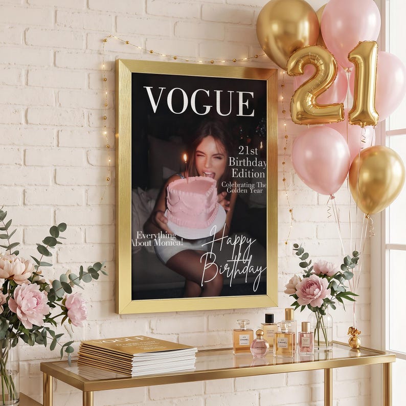 Puede incluir: Una portada enmarcada de la revista Vogue con un marco dorado, que presenta a una mujer sosteniendo un pastel de cumplea&ntilde;os rosa. La portada dice "21st Birthday Edition" y "Happy Birthday". Globos y flores dorados y rosas decoran la escena.