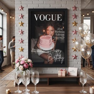 Puede incluir: Una portada enmarcada de la revista Vogue con el texto "21st Birthday Edition" y "Happy Birthday". La portada presenta a una mujer sosteniendo un pastel rosa. La escena incluye globos, decoraciones de estrellas, flores y copas de vino, sugiriendo una celebraci&oacute;n de cumplea&ntilde;os.