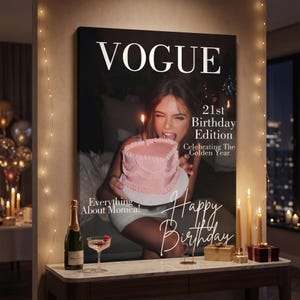 Puede incluir: Impresi&oacute;n de una portada de la revista Vogue para un 21 cumplea&ntilde;os. La portada muestra el texto "VOGUE", "21st Birthday Edition" y "Happy Birthday". Una mujer sostiene un pastel rosa con una vela encendida. Una botella de champ&aacute;n y una copa est&aacute;n sobre una mesa.