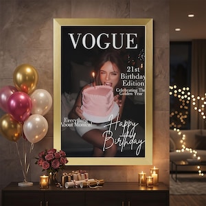 Puede incluir: Una portada enmarcada de la revista Vogue con una mujer sosteniendo un pastel de cumplea&ntilde;os rosa. La portada dice "21st Birthday Edition" y "Happy Birthday". Globos dorados y rosas, rosas y velas decoran la escena.