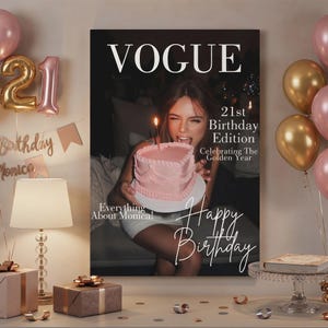 Puede incluir: Una portada de la revista Vogue con una mujer sosteniendo un pastel de cumplea&ntilde;os rosa. La portada dice "21st Birthday Edition" y "Happy Birthday". La escena est&aacute; decorada con globos dorados y rosas y una pancarta de "Happy Birthday Monica".