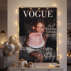 Puede incluir: Una impresi&oacute;n de portada de la revista Vogue con una mujer sosteniendo un pastel rosa en forma de coraz&oacute;n con una vela encendida. El texto dice "21st Birthday Edition" y "Happy Birthday". La impresi&oacute;n est&aacute; decorada con luces de cadena y globos.