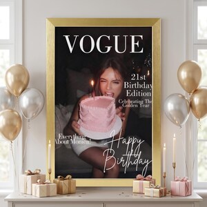 Puede incluir: Impresi&oacute;n enmarcada de una portada de revista Vogue en un marco dorado. La portada presenta a una mujer sosteniendo un pastel rosa con una vela encendida. El texto incluye "21st Birthday Edition" y "Happy Birthday". Globos y regalos dorados, plateados y blancos est&aacute;n dispuestos.