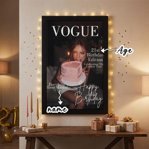 Puede incluir: Una impresi&oacute;n enmarcada de la portada de la revista Vogue con un marco negro. La portada presenta a una mujer sosteniendo un pastel rosa con una vela encendida. El texto incluye "VOGUE", "21st Birthday Edition", "Happy Birthday" y un nombre. La escena est&aacute; decorada con regalos y luces.