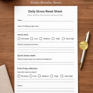 Può includere: Un foglio bianco Daily Stress Reset con richieste di autoriflessione, tra cui il livello di stress e la riflessione di fine giornata. Il foglio è su una superficie di legno, con una penna e una tazza di caffè nelle vicinanze. Il testo recita "Pause. Breathe. Reset."