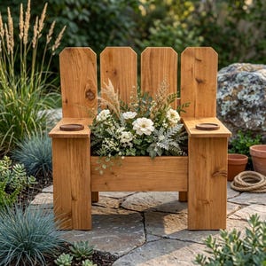 Può includere: Una fioriera a forma di sedia Adirondack in legno, riempita di fiori e fogliame bianchi e verdi. La sedia ha una finitura in legno naturale e include due portabicchieri integrati. La sedia è su un patio in pietra.