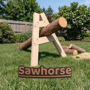 Può includere: Una struttura a cavalletto in legno chiaro con ferramenta in metallo, che sostiene un tronco spesso e grezzo. In primo piano, un cartello di colore scuro con lettere chiare riporta la scritta "Sawhorse" in un carattere grassetto.
