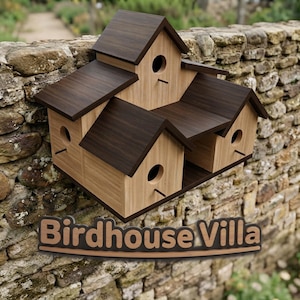 Op de afbeelding: Een vogelhuis van hout met meerdere niveaus, lichtbruine wanden en donkerbruine zadeldaken. De structuur heeft vier ronde openingen, elk met een kleine zitstok. Een houten bord onder het vogelhuis toont de tekst Birdhouse Villa.