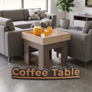 Pode incluir: Uma mesa de centro quadrada de madeira com tampo estilo bandeja, apresentando um acabamento em madeira clara na borda e uma base de madeira mais escura. Sobre a mesa há uma jarra de vidro e dois copos cheios de suco de laranja, além de um copo vazio. O texto Coffee Table é visível.