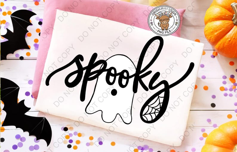Op de afbeelding: Een wit t-shirt met een zwart grafisch ontwerp met het woord spooky in een cursief lettertype. De letter o is vervangen door de omtrek van een spookje en de letter y bevat een spinnenwebpatroon aan de onderkant van de staart.