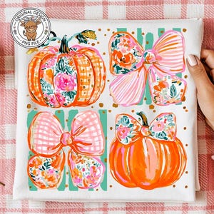 Puede incluir: Paño decorativo cuadrado blanco con cuatro diseños temáticos de otoño. Los diseños incluyen dos calabazas y dos lazos, todos con estampados florales y colores naranja, rosa y verde. Una pequeña calabaza y una hoja de otoño están al lado del paño.