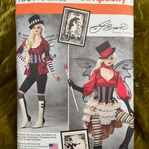 Puede incluir: Patrón de costura Simplicity 1301 R5 para disfraces de fantasía. El patrón presenta dos diseños de disfraces con modelos que visten trajes rojos, negros y blancos, incluyendo un sombrero de copa, corsé y medias a rayas. Talla Euro. 40-48.