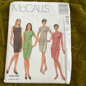 Puede incluir: Un patrón de costura vintage de McCall's, con ilustraciones de cuatro mujeres con diferentes diseños de trajes de falda. El patrón incluye el número 2121 y la talla C (10,12,14). También se ve el texto "PETITE-ABLE" y "SELECT-A-SIZE".