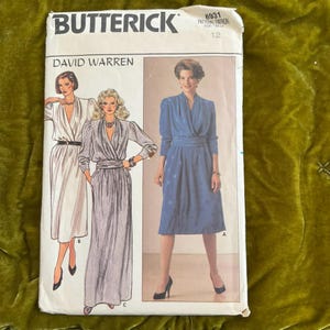 Op de afbeelding: Een rustiek houten bord met de tekst "Welcome to our home" in witte letters. Het bord heeft een verweerde afwerking en een eenvoudig, uitnodigend ontwerp, ideaal voor een veranda of entree.