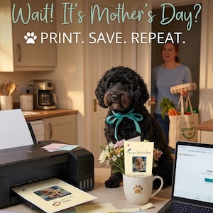 Puede incluir: Un perro negro con un lazo verde azulado está cerca de una impresora, una computadora portátil y una taza con una huella de pata. La imagen incluye el texto "Wait! It's Mother's Day? PRINT. SAVE. REPEAT." y una tarjeta.